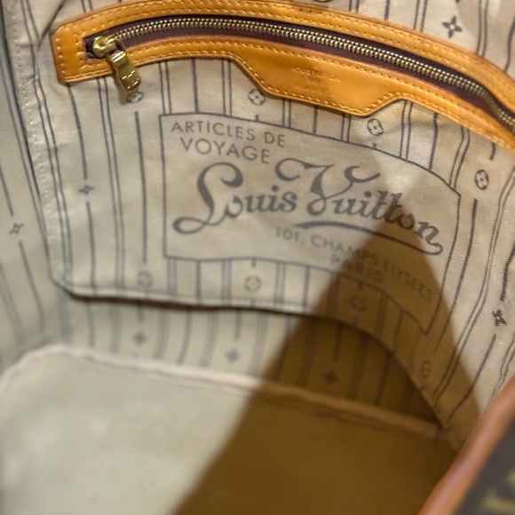 Louis Vuitton Neverfull MM - Picture 8 of 15